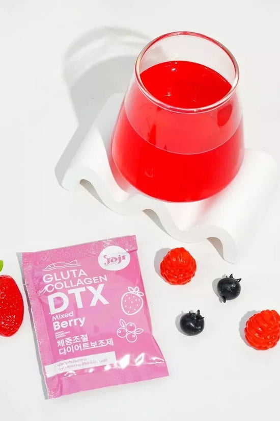 Pinky Cosmetics Gluta Collagen detox supplement with a pink packet beside a glass of red juice and berries